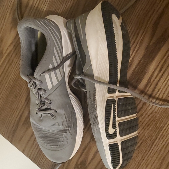 Boy's Nike Sneakers - Picture 3 of 4